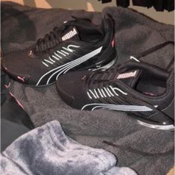 NWOT Women’s PUMA athletic shoes - Picture 3 of 4